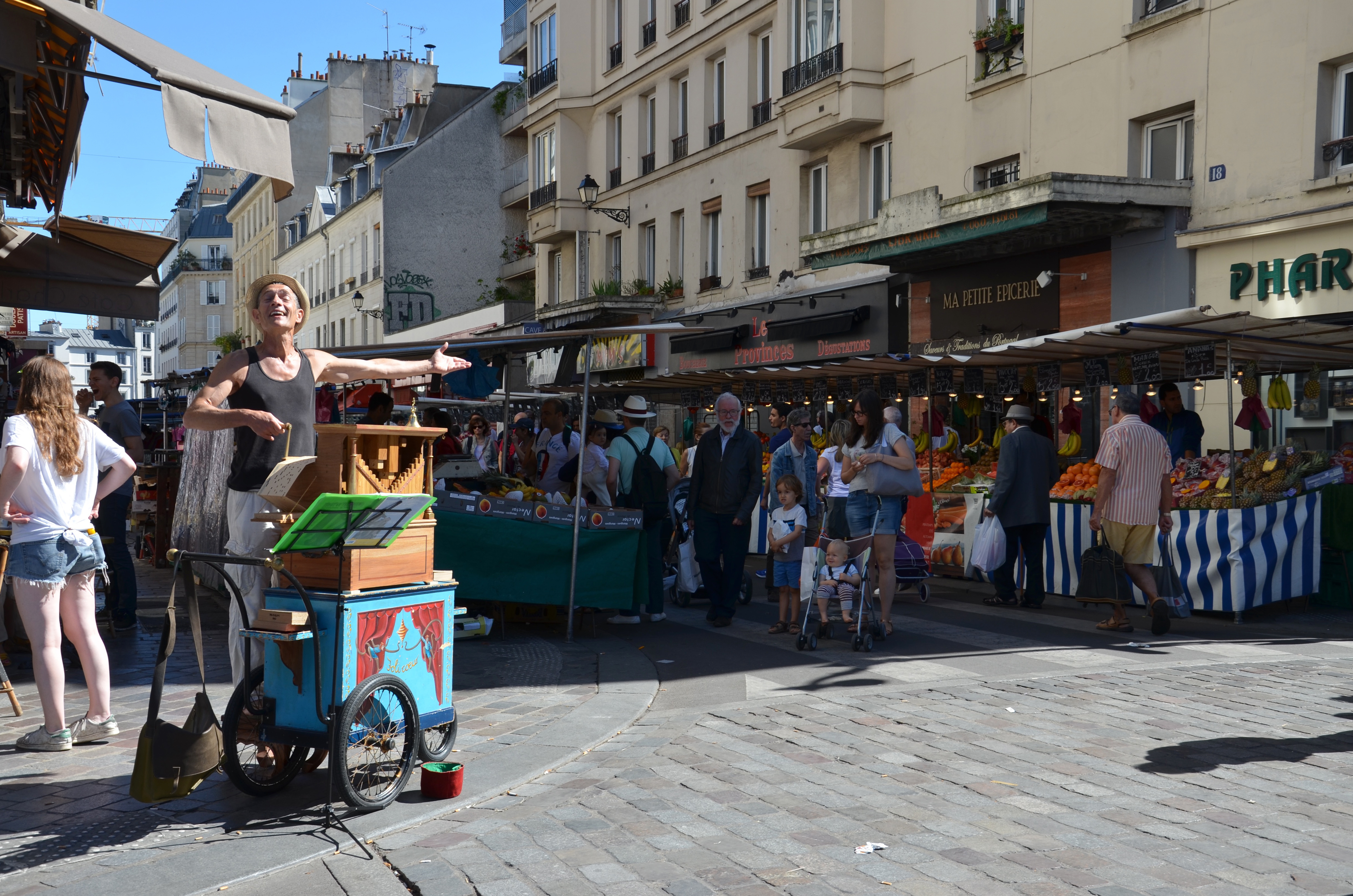 Organist entertaining at Marche Aligre, Paris